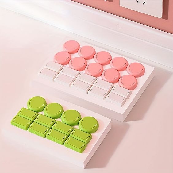 16 PCS CHILD SAFETY SOCKET COVER (8 PCS 3 LEGS) (8 PCS 2 LEGS)